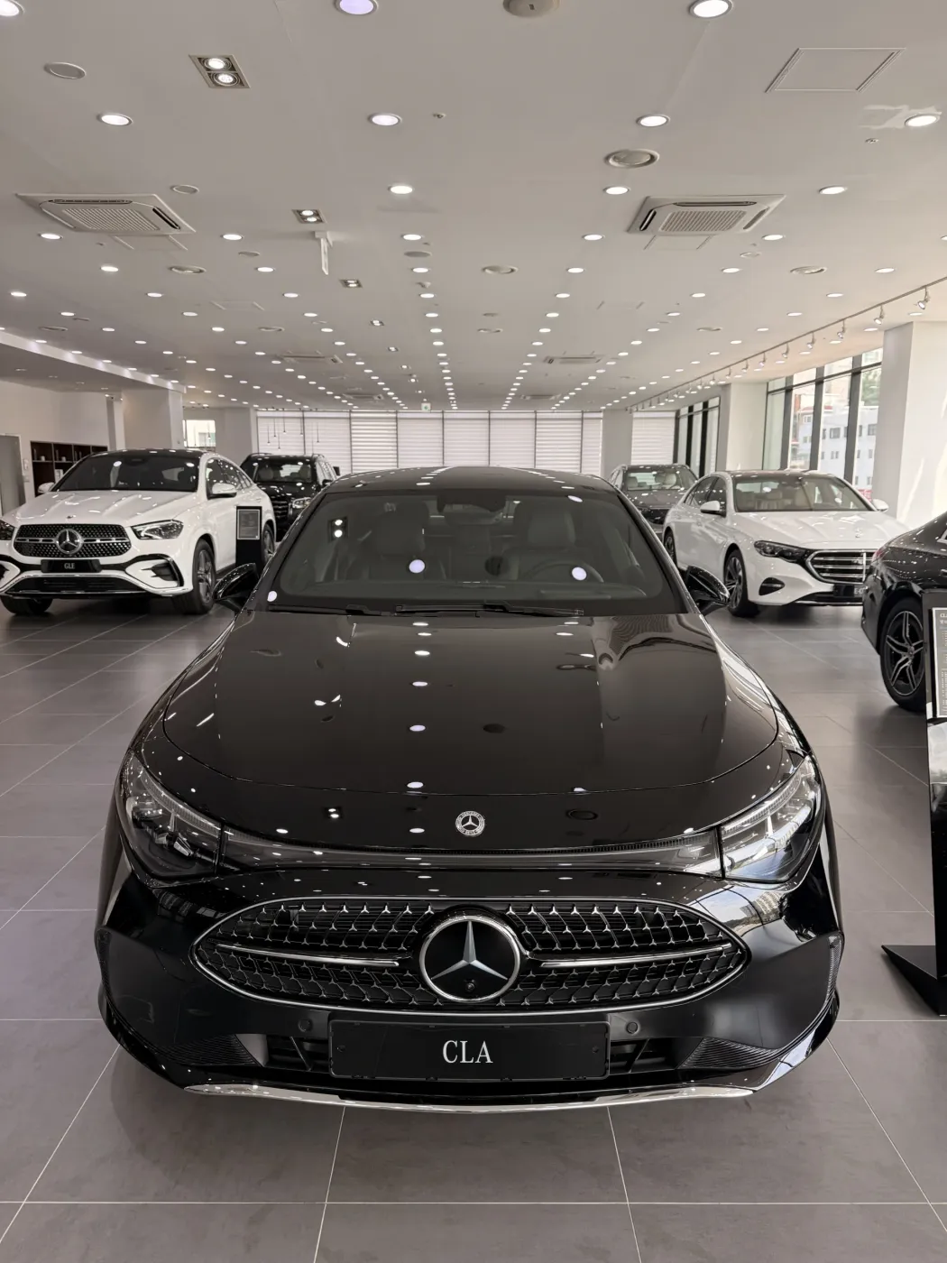 전시장에 전시된 검은색 CLA 정면