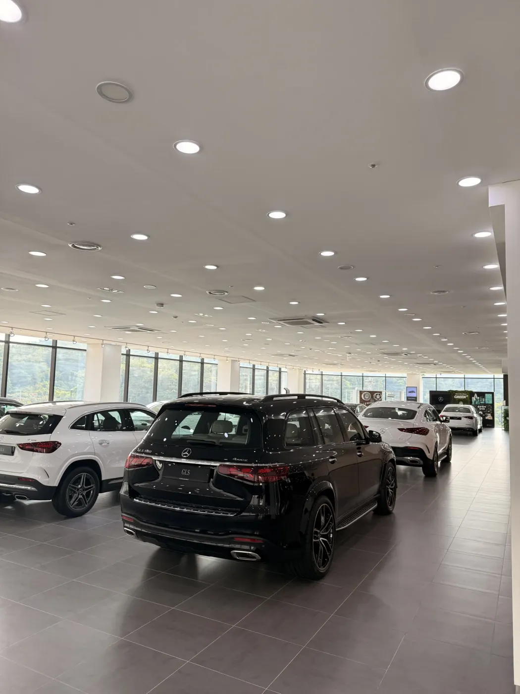 전시장 넓은 홀에 전시된 검은색 SUV