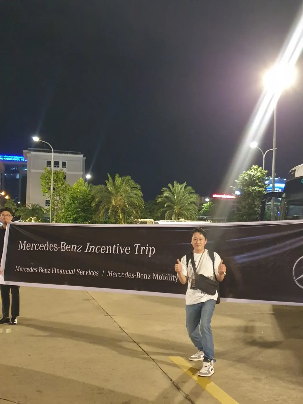 Mercedes-Benz Incentive Trip 배너 앞 현장 사진